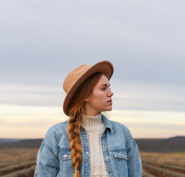 Procesul de devenire începe cu eliminare: de ce te simți blocată între cine ai fost și cine devii