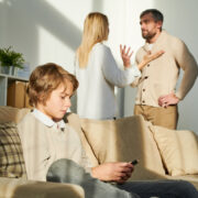 Secretele de familie: „scheletul din dulap” și impactul psihologic al tăcerii