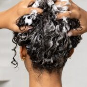 Te speli sau nu pe păr înainte de vopsire? Ce spun stiliștii