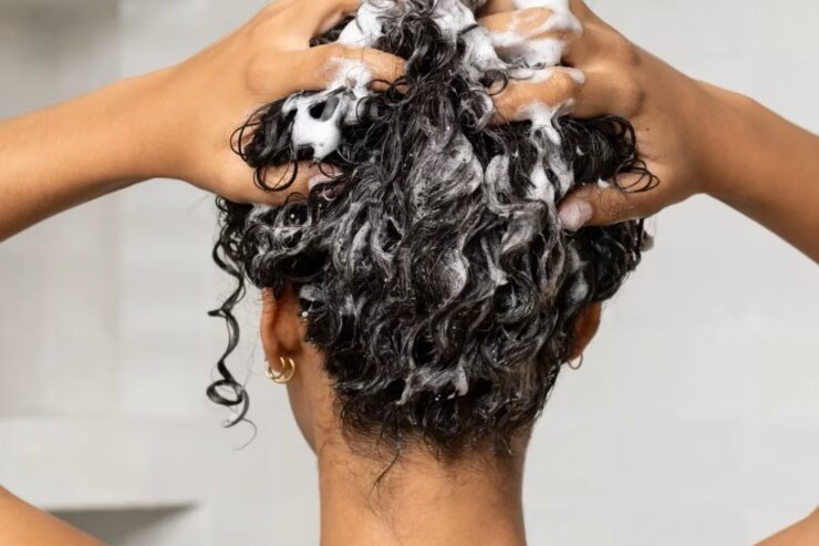 Te speli sau nu pe păr înainte de vopsire? Ce spun stiliștii