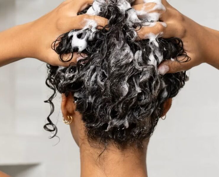 Te speli sau nu pe păr înainte de vopsire? Ce spun stiliștii