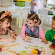 Cum construim structura emoțională a copilului preșcolar – rolul educației timpurii în dezvoltarea emoțională