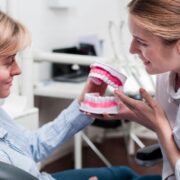 Când este recomandată o proteză mobilă totală și care sunt etapele de realizare, la clinică în Suceava?