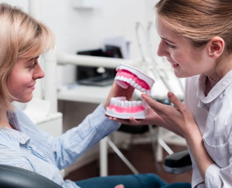 Când este recomandată o proteză mobilă totală și care sunt etapele de realizare, la clinică în Suceava?