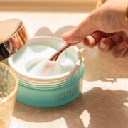 Conturul ochilor: de ce îmbătrânește mai repede și cum îl protejezi corect