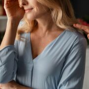 Cum ajută tratamentul hormonal la ameliorarea simptomelor menopauzei