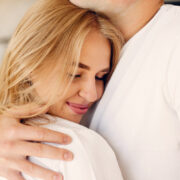 De ce nu simțim iubirea la fel: limbajele iubirii care ne apropie sau ne înstrăinează