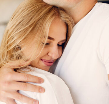 De ce nu simțim iubirea la fel: limbajele iubirii care ne apropie sau ne înstrăinează