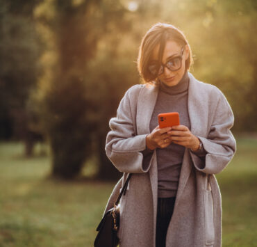 Exilul în pixeli: de ce diaspora blue-collar alege TikTok în locul integrării reale