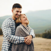 Iluziile iubirii: de ce confundăm intensitatea cu intimitatea în relațiile erotice