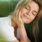 Îngrijirea pielii: cum influențează starea de bine și încrederea în sine