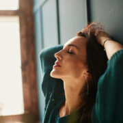 Reîntoarcerea la esență de la femeia care „trebuie” la femeia care „este”