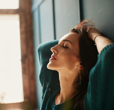 Reîntoarcerea la esență de la femeia care „trebuie” la femeia care „este”