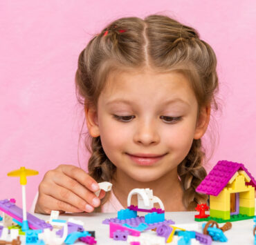 Studiu Grupul LEGO: Copiii sunt predispuși să vorbească despre secretele lor cu un animal de companie