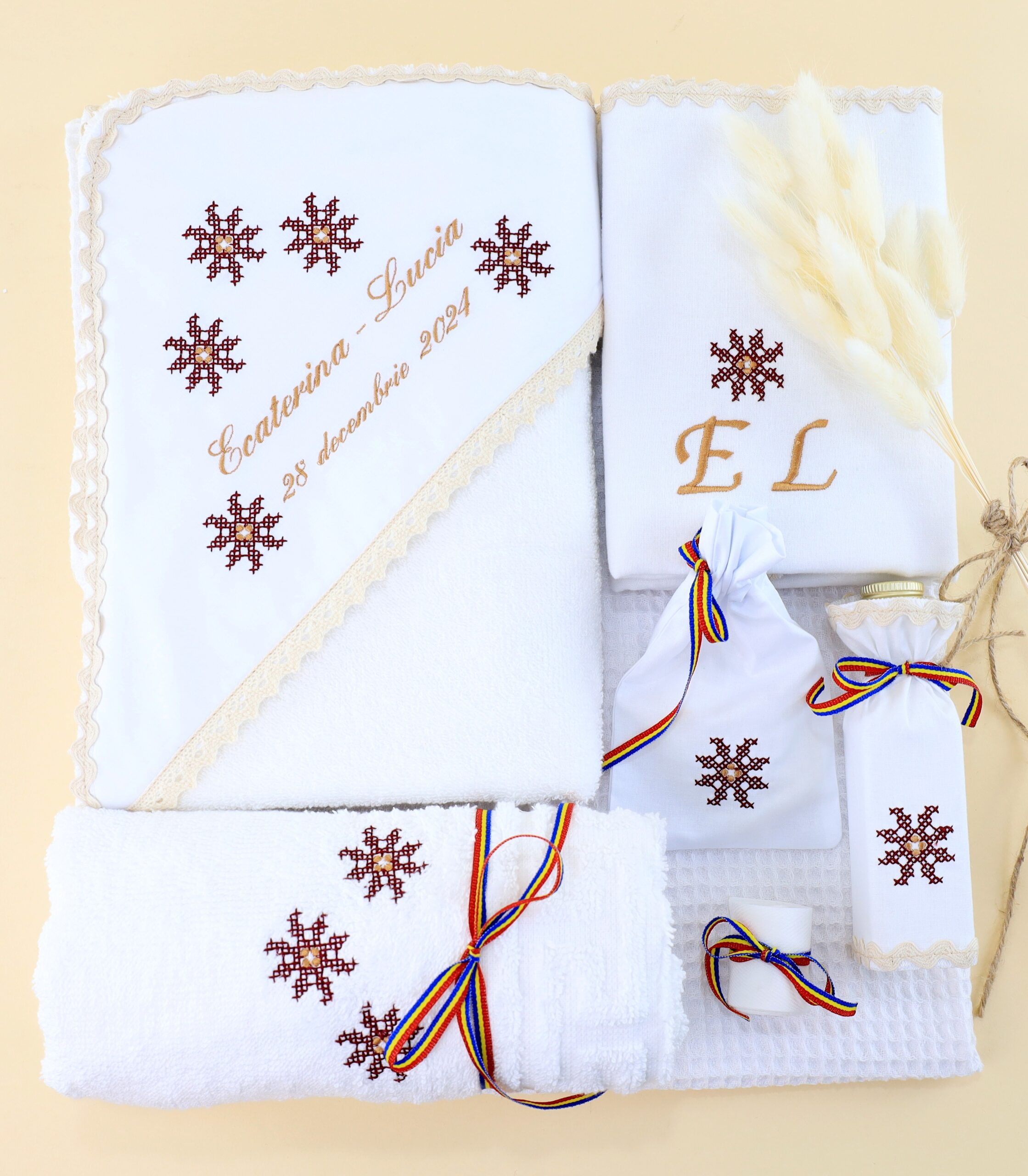 De ce românii din diaspora aleg portul popular la evenimentele importante din viață? 5 trusou-botez-traditional-fete-personalizat