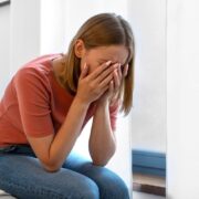 Atacuri de panică: ce se întâmplă în corp și cum le controlezi