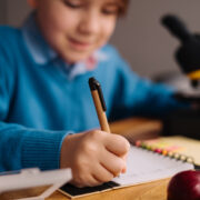 Copilul nu vrea să facă temele? 6 motive psihologice și soluții care chiar funcționează