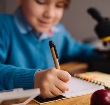 Copilul nu vrea să facă temele? 6 motive psihologice și soluții care chiar funcționează