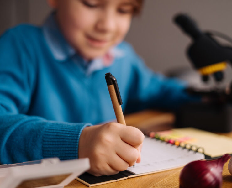 Copilul nu vrea să facă temele? 6 motive psihologice și soluții care chiar funcționează