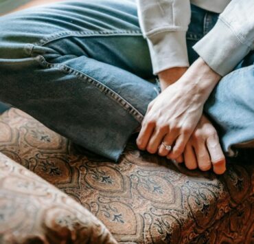 Cum se compară eficiența ingredientelor vasoconstrictoare vs. ingredientelor emoliente la produsele pentru hemoroizi? Ghid util