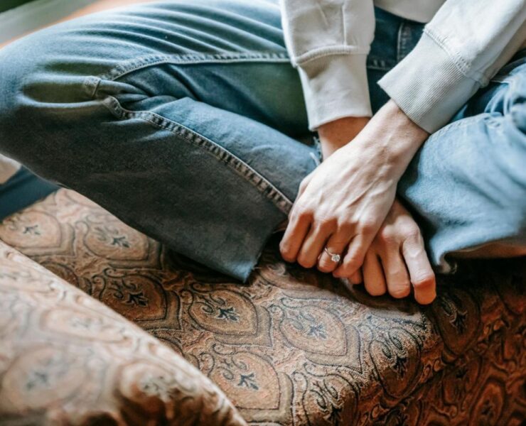 Cum se compară eficiența ingredientelor vasoconstrictoare vs. ingredientelor emoliente la produsele pentru hemoroizi? Ghid util