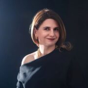 Daniela Gavankar Cum își regăsesc femeile echilibrul și puterea interioară 2