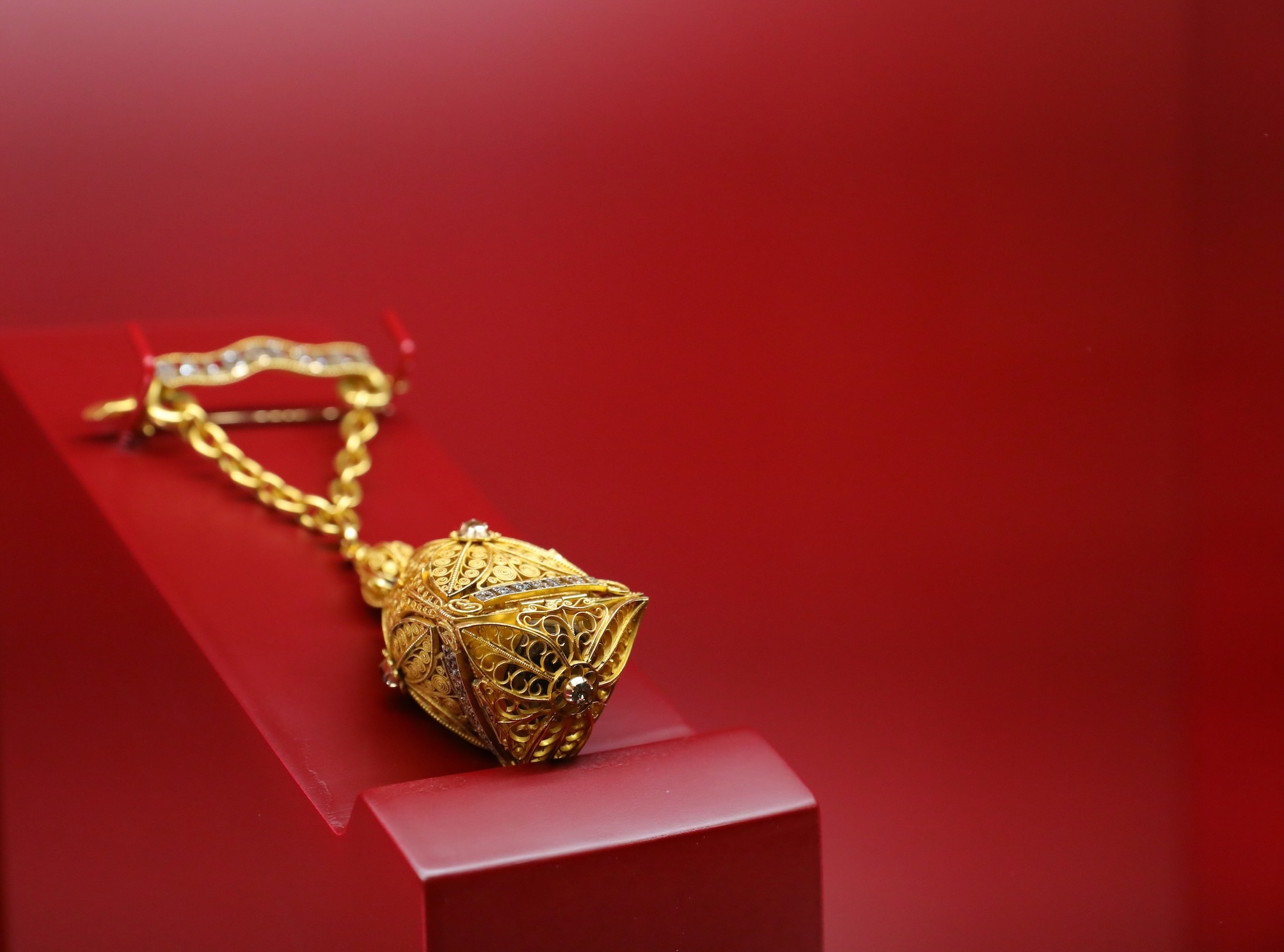 Ea. Regina și marea (1)