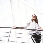 Identitatea se construiește prin acțiune, nu prin intenție