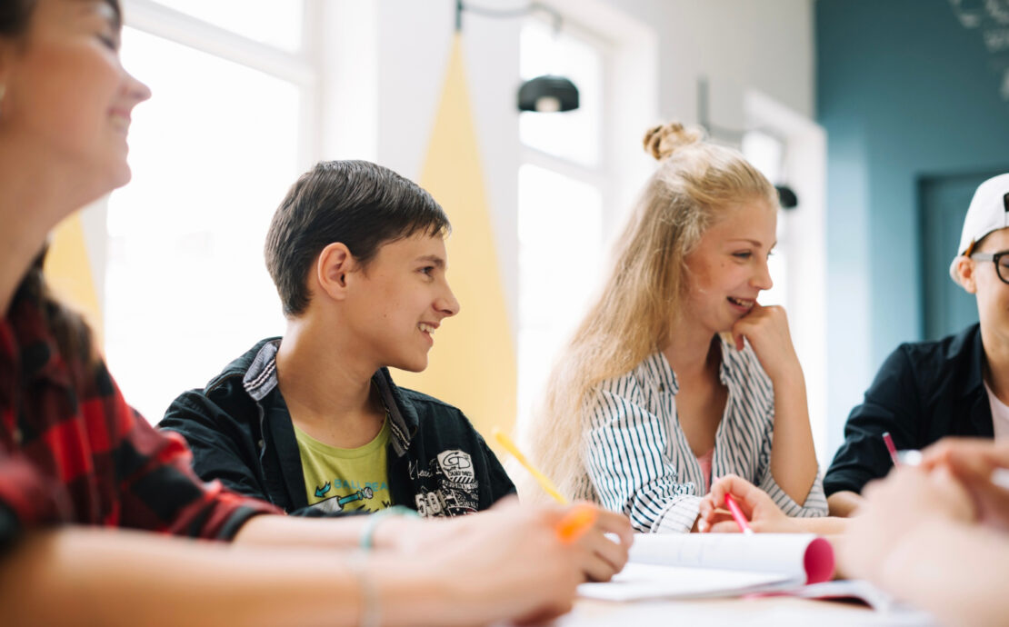 Influența anturajului: cum ne modelează relațiile deciziile și viața 1 Influența anturajului: cum ne modelează relațiile deciziile și viața