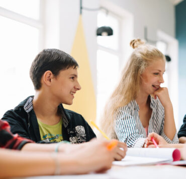 Influența anturajului: cum ne modelează relațiile deciziile și viața