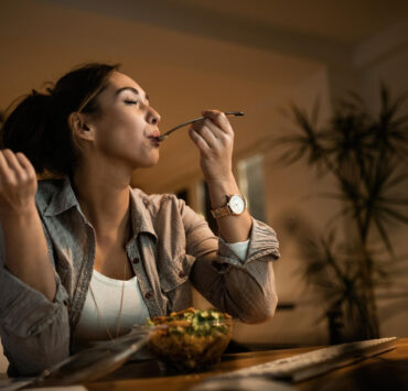 Mâncatul emoțional: ce spun kilogramele despre emoțiile nespuse