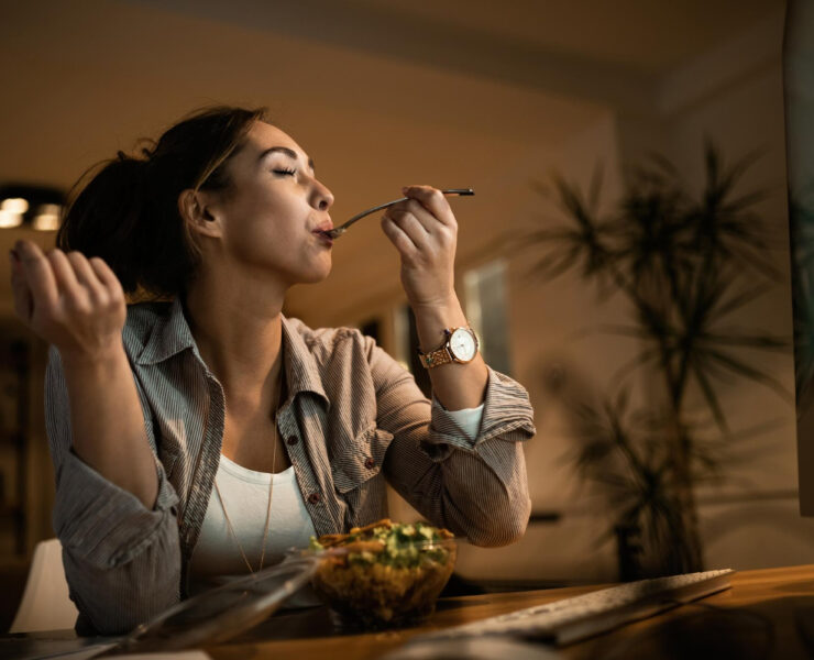 Mâncatul emoțional: ce spun kilogramele despre emoțiile nespuse