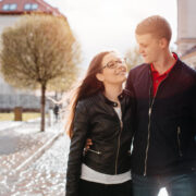 Prima iubire la adolescenți: cum ne cresc copiii și ne provoacă pe noi, părinții