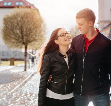 Prima iubire la adolescenți: cum ne cresc copiii și ne provoacă pe noi, părinții