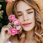 Primăvara în detalii: machiajul care se poartă ca un accesoriu
