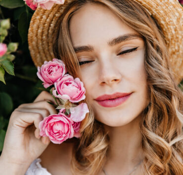 Primăvara în detalii: machiajul care se poartă ca un accesoriu