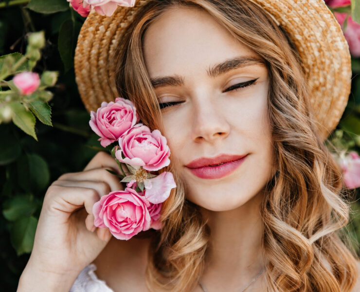 Primăvara în detalii: machiajul care se poartă ca un accesoriu