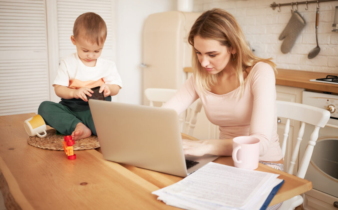 Vinovăția mamelor moderne: când iubirea pentru copil nu anulează dorința de a fi mai mult