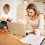 Vinovăția mamelor moderne: când iubirea pentru copil nu anulează dorința de a fi mai mult