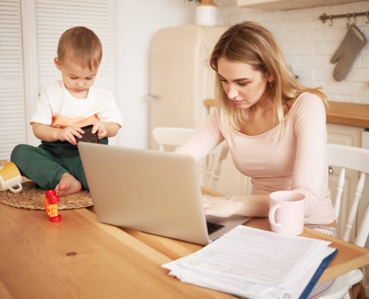 Vinovăția mamelor moderne: când iubirea pentru copil nu anulează dorința de a fi mai mult