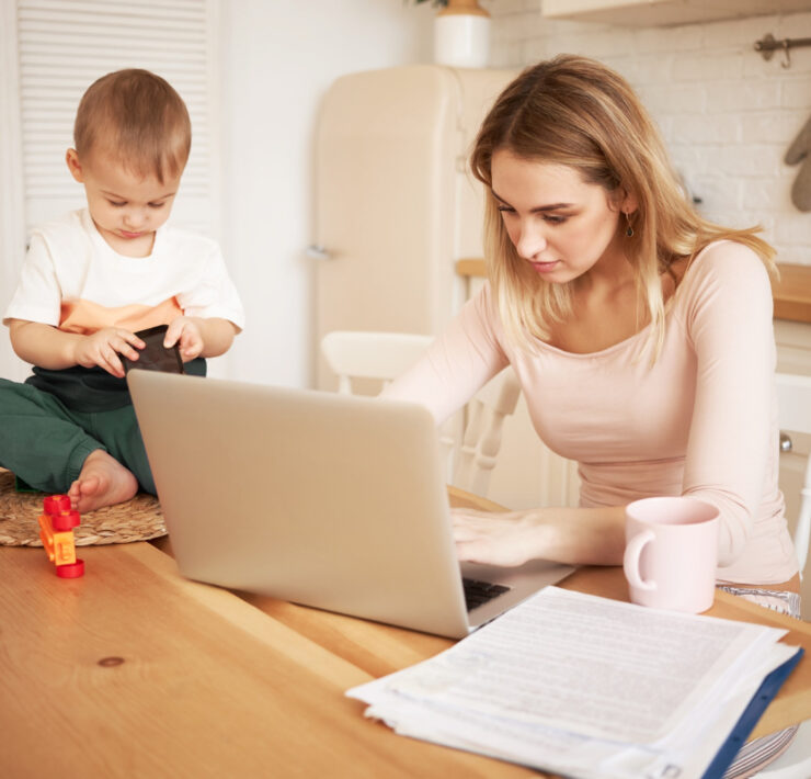 Vinovăția mamelor moderne: când iubirea pentru copil nu anulează dorința de a fi mai mult