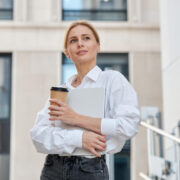 Visul unui job european vine cu un preț: frica de a pierde tot