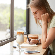 Ce să faci dimineața 4 întrebări estențiale care îți schimbă ziua 8 dimineata la cafea journaling