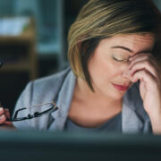 A cere ajutor nu e slăbiciune: cum depășim rușinea vulnerabilității