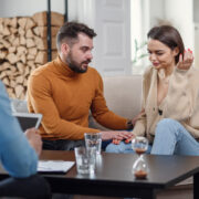 Cuplul care nu se ceartă și totuși se îndepărtează. Ce se întâmplă de fapt între doi oameni care par „în regulă”