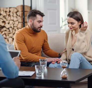 Cuplul care nu se ceartă și totuși se îndepărtează. Ce se întâmplă de fapt între doi oameni care par „în regulă”