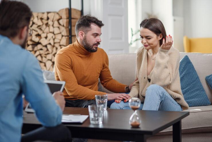 Cuplul care nu se ceartă și totuși se îndepărtează. Ce se întâmplă de fapt între doi oameni care par „în regulă”