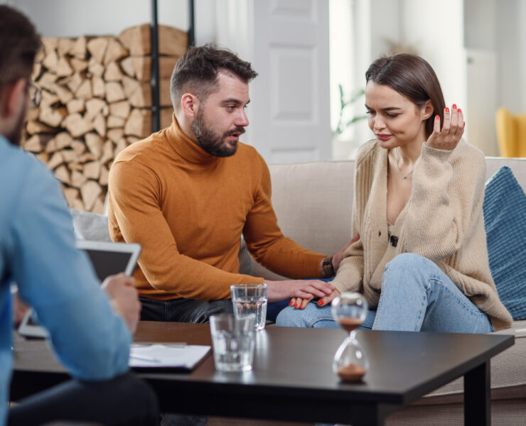 Cuplul care nu se ceartă și totuși se îndepărtează. Ce se întâmplă de fapt între doi oameni care par „în regulă”