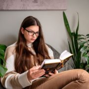 De ce iubim thriller-ele: ce ne atrage la poveștile cu mister și tensiune