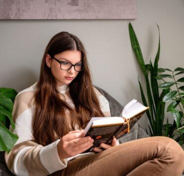 De ce iubim thriller-ele: ce ne atrage la poveștile cu mister și tensiune